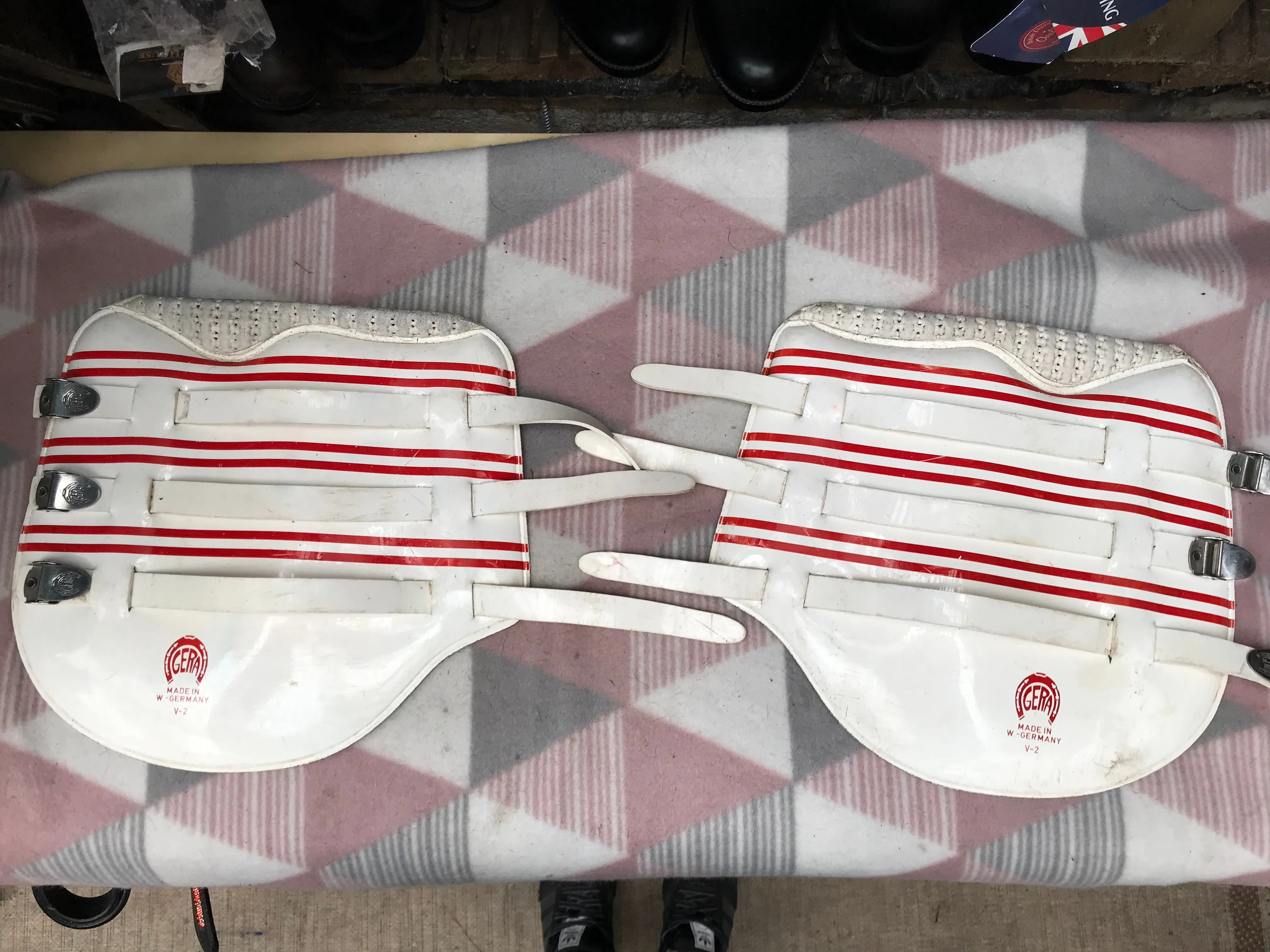 Gera white and red brushing boots size cob FREE POSTAGE