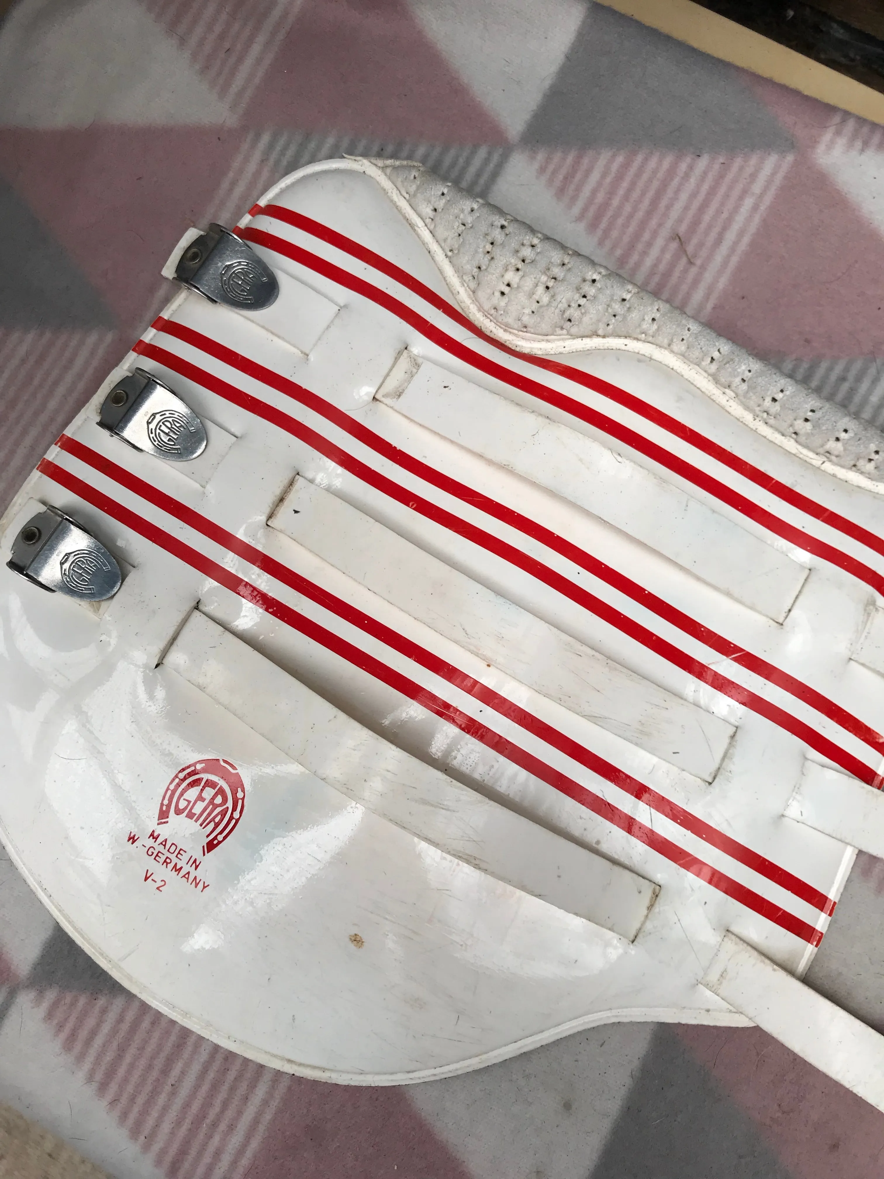 Gera white and red brushing boots size cob FREE POSTAGE