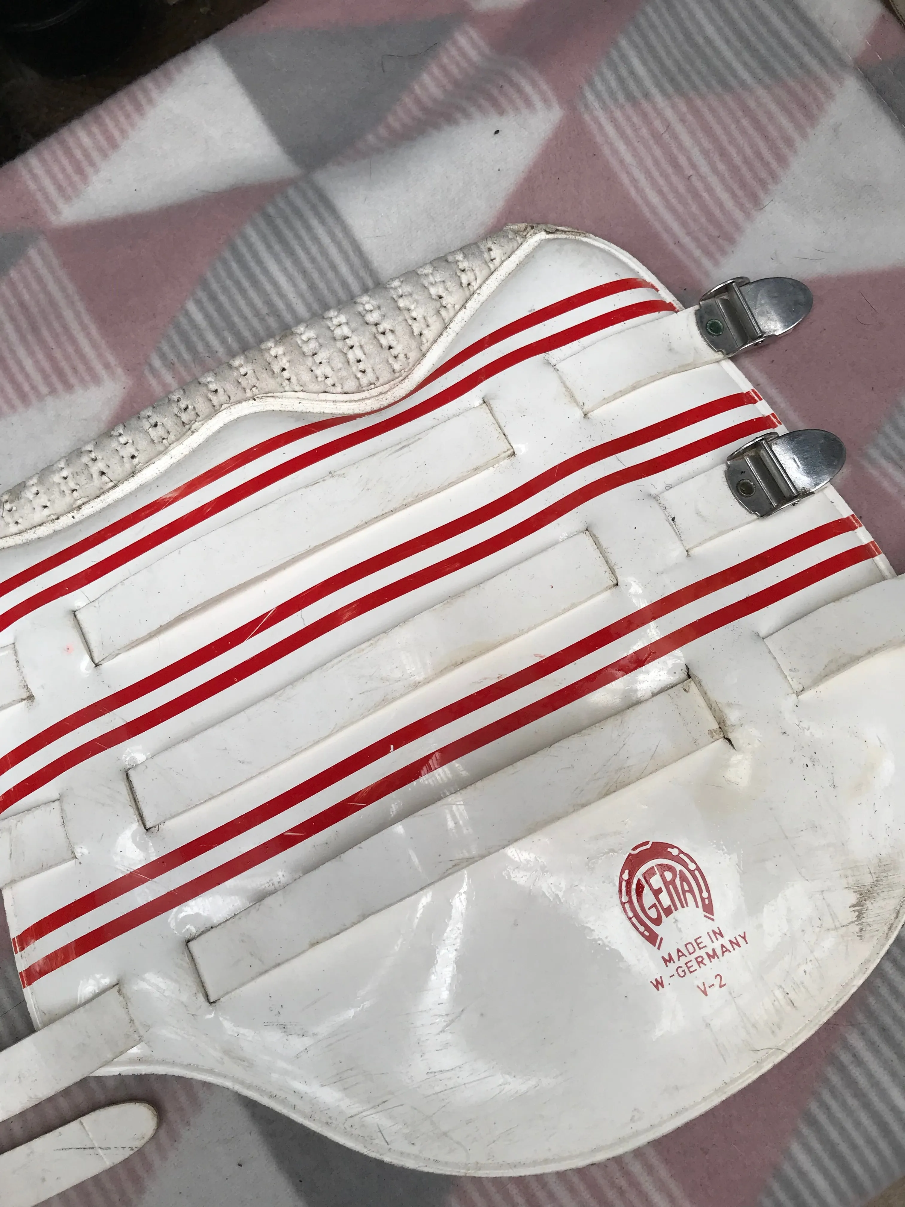 Gera white and red brushing boots size cob FREE POSTAGE
