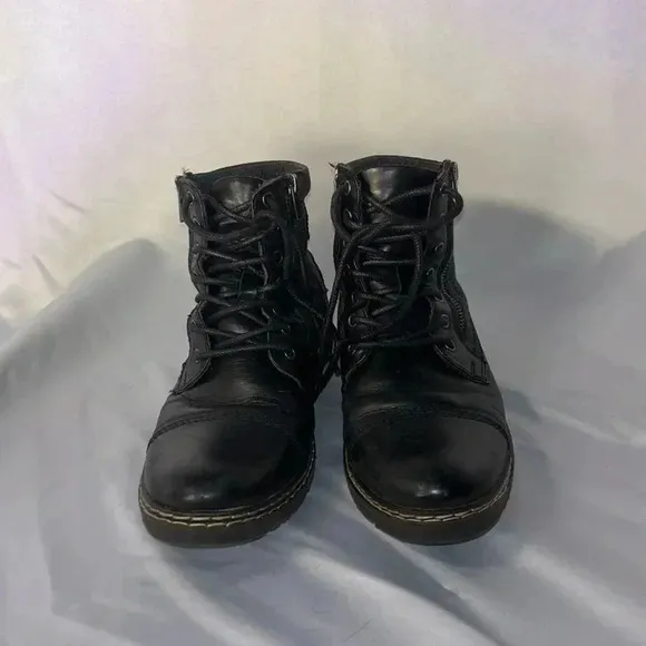 Steve Madden Black Leather Men's Buckle Strap Detail Boots Size 8.5, Pre-owned